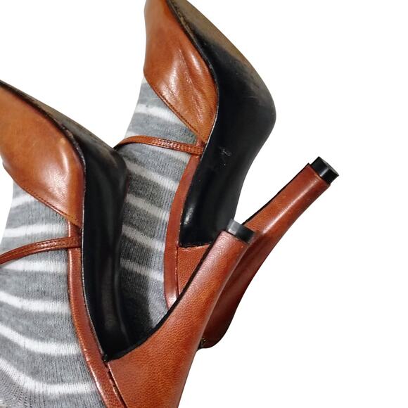 60s Brown Leather Ankle Wrap Strap Closed Toe Chainlink Detail Heels Size 7.5 - Picture 7 of 15